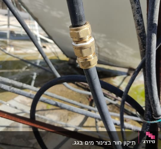 צינור שחור עם מחבר פליז על דוד שמש